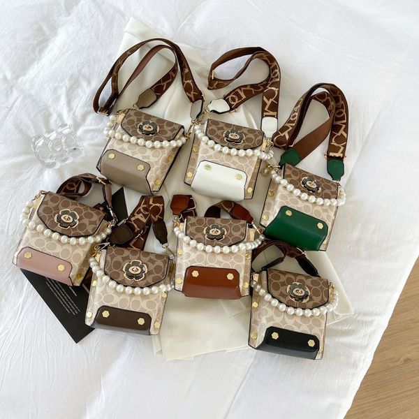 portable pearl envelope female 2021 new fashion printed small square wide shoulder strap single shoulder messenger mobile phone bag
portable pearl envelope female 2021 new fashion printed small square wide shoulder strap single shoulder messenger mobile phone bag