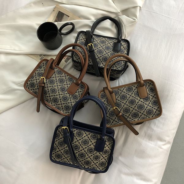 luxury trendy bags new s 2021 autumn winter new embroidered jacquard hand fashion versatile one shoulder messenger pillow women's bag
luxury trendy bags new s 2021 autumn winter new embroidered jacquard hand fashion versatile one shoulder messenger pillow women's bag