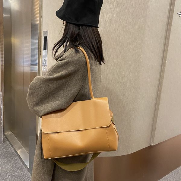 large-capacity womens bag 2021 autumn winter new trendy tote bag niche design simple texture bag shoulder handbag, Red;black
large-capacity womens bag 2021 autumn winter new trendy tote bag niche design simple texture bag shoulder handbag, Red;black