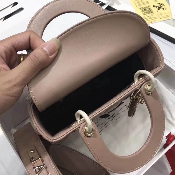 Classic Ladies Handbag High Quality Designer Diana Bag High-end Brand Luxury Shoulder Bags Messenger 20cm
Classic Ladies Handbag High Quality Designer Diana Bag High-end Brand Luxury Shoulder Bags Messenger 20cm