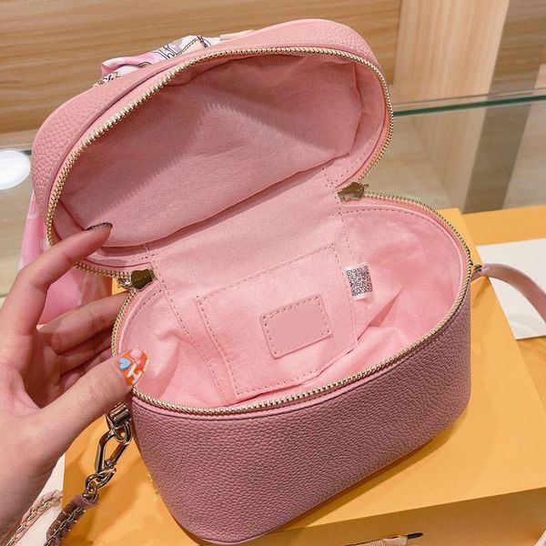 lady quality crossbody boxes bags cosmetic bag barrel-shaped handbag classic old flower zipper wallet silk scarves, Black;red
lady quality crossbody boxes bags cosmetic bag barrel-shaped handbag classic old flower zipper wallet silk scarves, Black;red