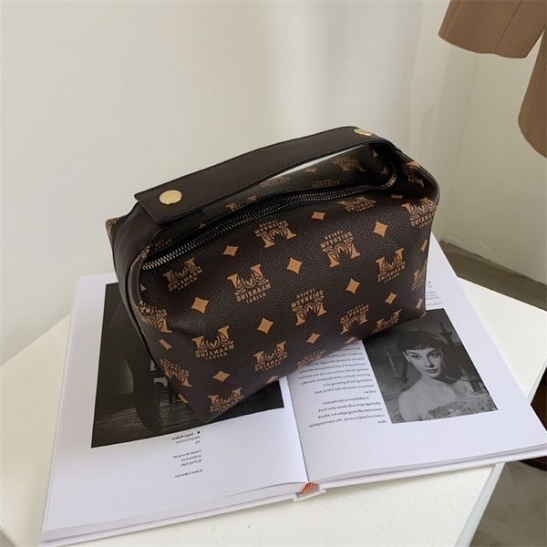new fashion letter printing cosmetic bag large-capacity travel portable cosmetic handbag female toiletry bag 220315
new fashion letter printing cosmetic bag large-capacity travel portable cosmetic handbag female toiletry bag 220315