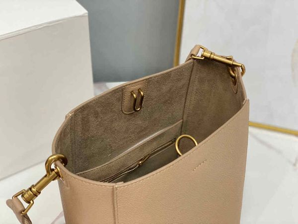 classic ladies bag 7a high end custom quality bucket bag fashion business casual style hand bag shoulder slap 7a 8461, Black;red
classic ladies bag 7a high end custom quality bucket bag fashion business casual style hand bag shoulder slap 7a 8461, Black;red