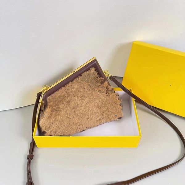 2021 fashion women shoulder bags designer woman cross body letters tower buckle straps one mink wool long strap adjustable designers handbag
2021 fashion women shoulder bags designer woman cross body letters tower buckle straps one mink wool long strap adjustable designers handbag