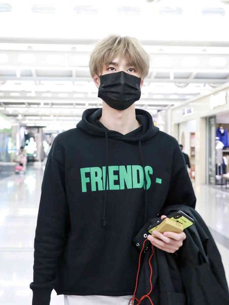 long 2021 brand v hoodie wang yibo's same back big tide brand leisure loose couple edison chen sweater men and women, Black
long 2021 brand v hoodie wang yibo's same back big tide brand leisure loose couple edison chen sweater men and women, Black