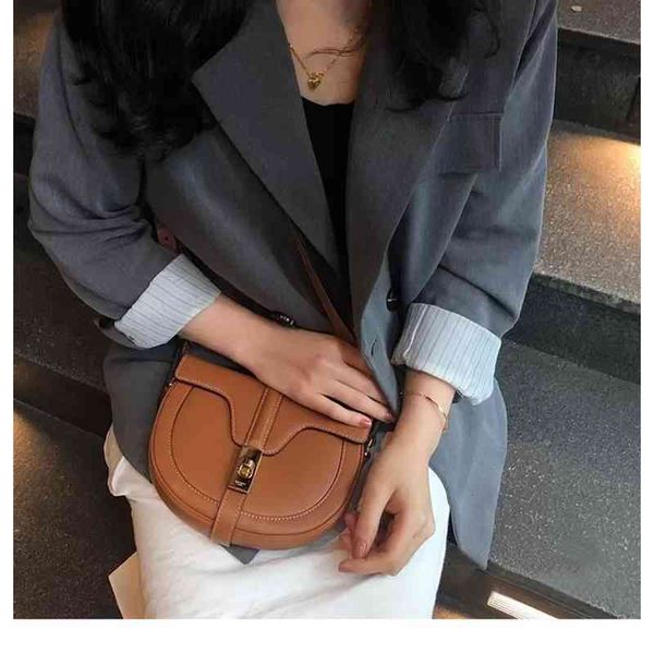 women luxurys designers bags 2021 small half round saddle leather lock single slanting mini designer handbag handbags totes crossbody bag
women luxurys designers bags 2021 small half round saddle leather lock single slanting mini designer handbag handbags totes crossbody bag