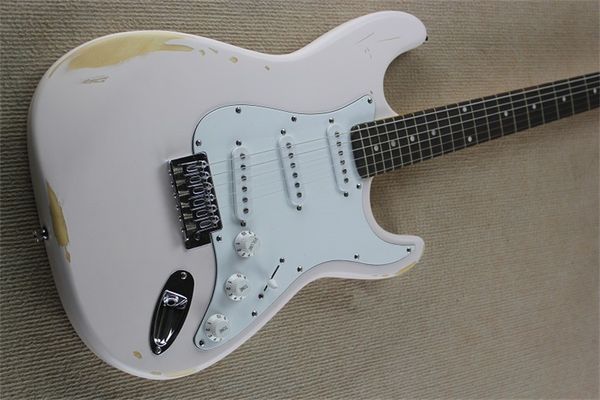 relic white color electric guitar 
relic white color electric guitar