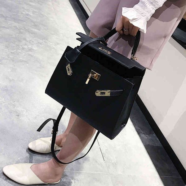 kelly 2021 new lock women's simple fashion handbag trendy one shoulder messenger bag
kelly 2021 new lock women's simple fashion handbag trendy one shoulder messenger bag