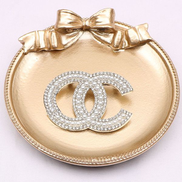 classic brand designer letters pattern chain brooch women gold crystal rhinestone pearl broochs elegance temperament simple ladies party jew, Gray
classic brand designer letters pattern chain brooch women gold crystal rhinestone pearl broochs elegance temperament simple ladies party jew, Gray