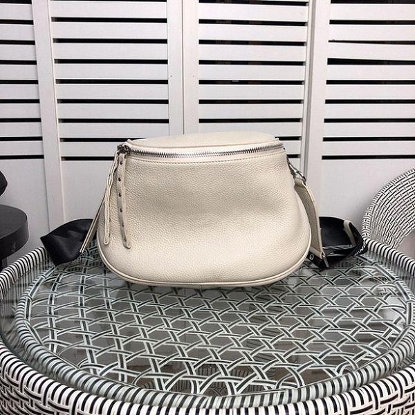 2021 summer new style ladies messenger bag trend letter bag single shoulder simple fashion cowhide temperament material bag
2021 summer new style ladies messenger bag trend letter bag single shoulder simple fashion cowhide temperament material bag