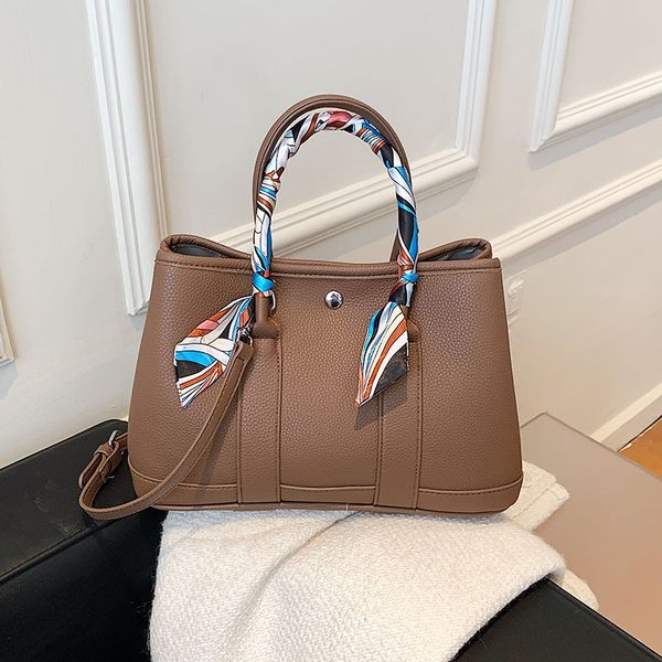 design s new style wind street shooting star same silk scarf litchi pattern garden portable one shoulder women's bag
design s new style wind street shooting star same silk scarf litchi pattern garden portable one shoulder women's bag