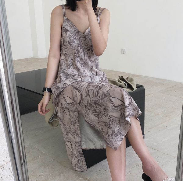 2021 new marble printed shoulder , french fashion, v-neck, sexy, beach holiday, self-cultivation, women's long skirt, summer 7tub, Black;gray
2021 new marble printed shoulder , french fashion, v-neck, sexy, beach holiday, self-cultivation, women's long skirt, summer 7tub, Black;gray