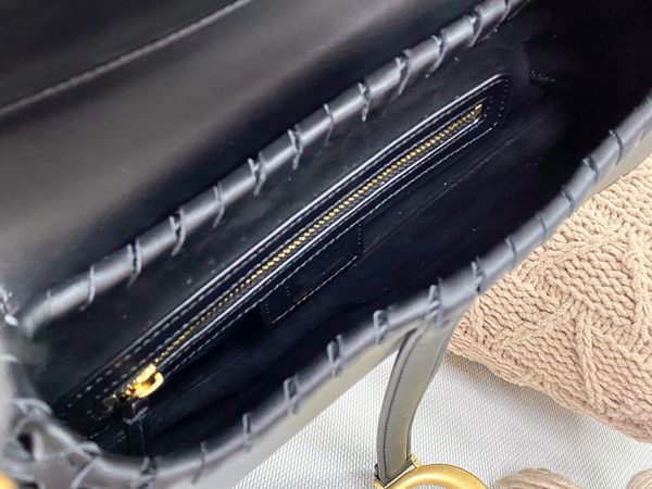 classic lady bag 7a high-end custom quality saddle shoulder bag fashion trend business casual style metal accessories 523332, Black;red
classic lady bag 7a high-end custom quality saddle shoulder bag fashion trend business casual style metal accessories 523332, Black;red