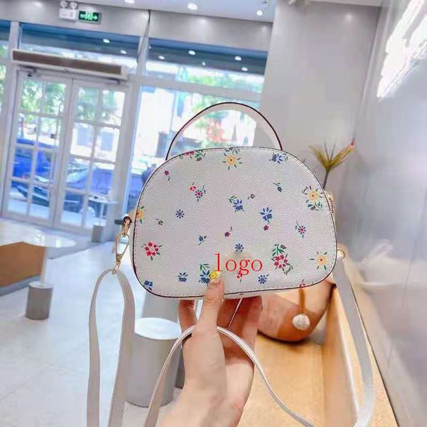 designer 2021 new family chain single shoulder cross arm portable double mouth female flower bag
designer 2021 new family chain single shoulder cross arm portable double mouth female flower bag