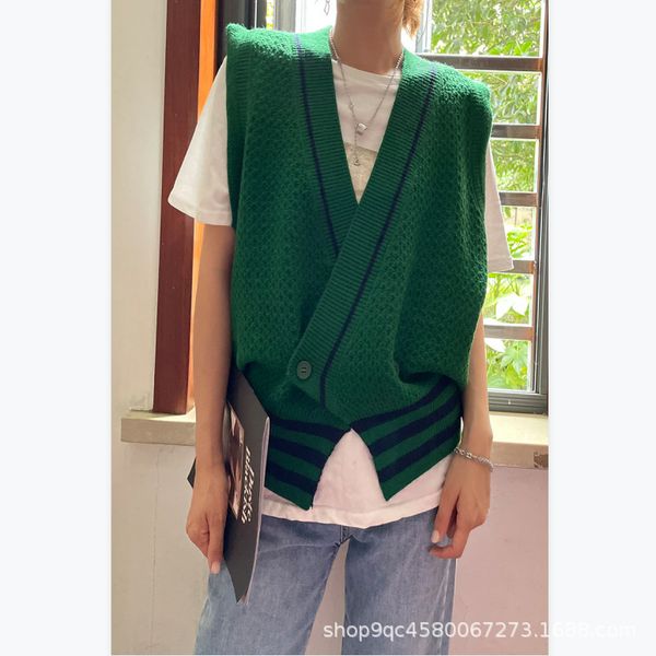 2021 autumn winter knitted women's korean wool sweater with oblique coil and one button contrast color vt sleevels, Black;white
2021 autumn winter knitted women's korean wool sweater with oblique coil and one button contrast color vt sleevels, Black;white