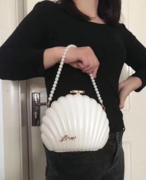 camellia vip gift bag rhinestone inlaid handbag elegant white pearl shell shoulder pack fashion party bag
camellia vip gift bag rhinestone inlaid handbag elegant white pearl shell shoulder pack fashion party bag