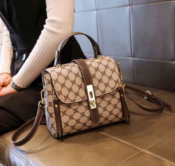 handbag 2021 fashion bucket bag large capacity messenger women's printed temperament one shoulder portable small square, Black;red
handbag 2021 fashion bucket bag large capacity messenger women's printed temperament one shoulder portable small square, Black;red