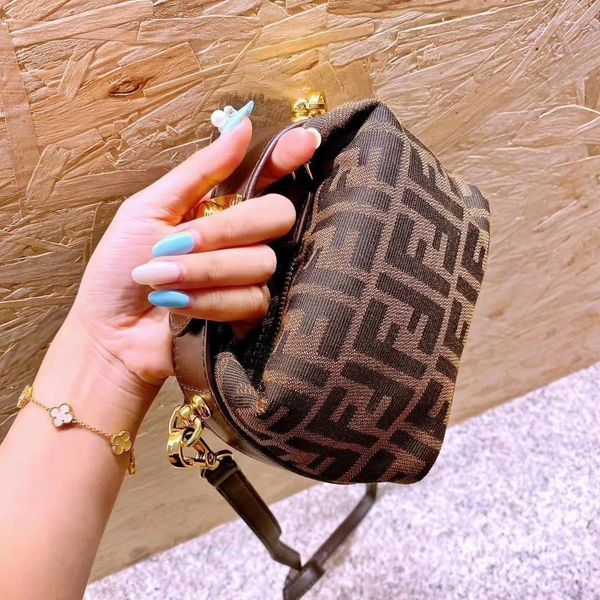 fend luxurys designers bag 2021 new ff retro old flower women's single shoulder slanting cross small square pillow underarm antique han
fend luxurys designers bag 2021 new ff retro old flower women's single shoulder slanting cross small square pillow underarm antique han