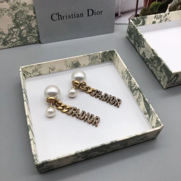 2021 new designer family earrings super flash diamond tassel fashion trend letter, Golden
2021 new designer family earrings super flash diamond tassel fashion trend letter, Golden