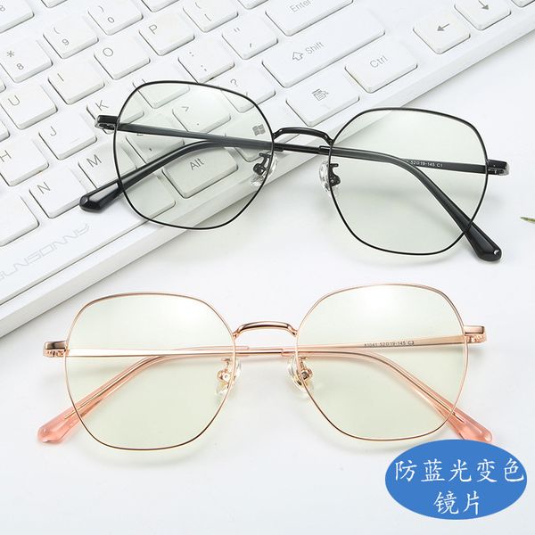 81041 radiation and anti blue light discoloration glasses fashion sun glass 17d5, White;black
81041 radiation and anti blue light discoloration glasses fashion sun glass 17d5, White;black