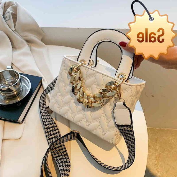 spring and summer sense of foreign style small female 2021 new trend korean messenger bag fashion portable one shoulder princess
spring and summer sense of foreign style small female 2021 new trend korean messenger bag fashion portable one shoulder princess