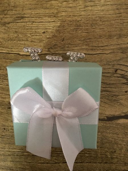european and american diamond-encrusted letter brooches, high-end female big-name retro suits, sweaters, clothes accessories, high-quality f, Gray
european and american diamond-encrusted letter brooches, high-end female big-name retro suits, sweaters, clothes accessories, high-quality f, Gray