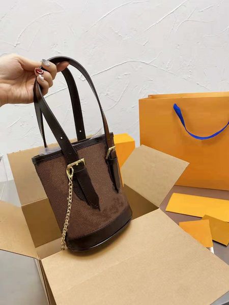 2021 genuine pu leather cross body shoulder bags for women girl fashion simple portable leisure bucket bag
2021 genuine pu leather cross body shoulder bags for women girl fashion simple portable leisure bucket bag