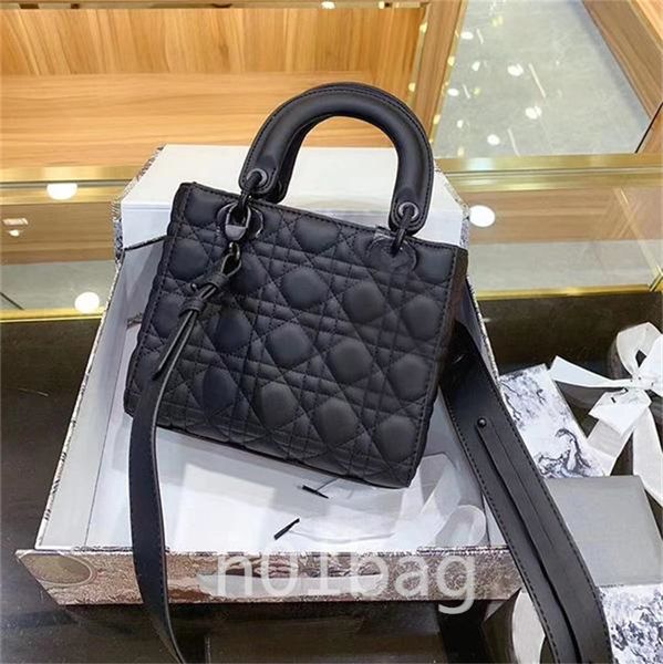 brand designer ladies fashion shoulder bag messenger bag classic retro leather letters female party handbag
brand designer ladies fashion shoulder bag messenger bag classic retro leather letters female party handbag