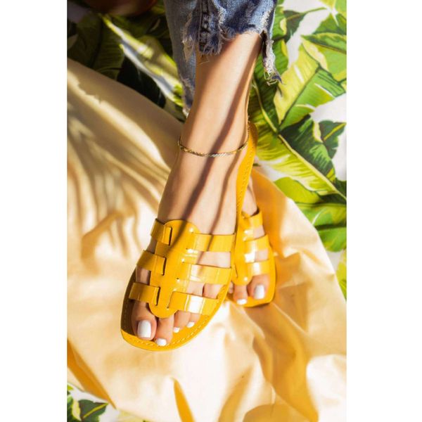 2021 fashion cross hollow summer new jelly color outdoor women slippers comfortable flat bottom solid color beach slippers, Black
2021 fashion cross hollow summer new jelly color outdoor women slippers comfortable flat bottom solid color beach slippers, Black