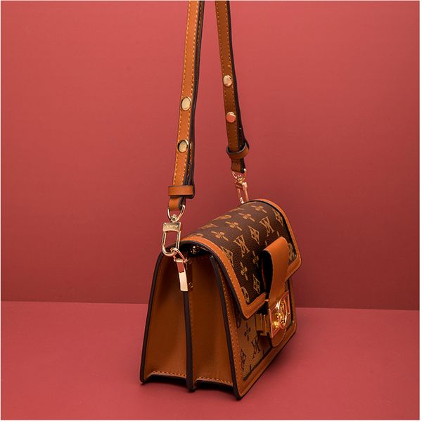 postman handbag one-shoulder crossboby bag trendy multi-layer chain printed crossbody womens pouch
postman handbag one-shoulder crossboby bag trendy multi-layer chain printed crossbody womens pouch