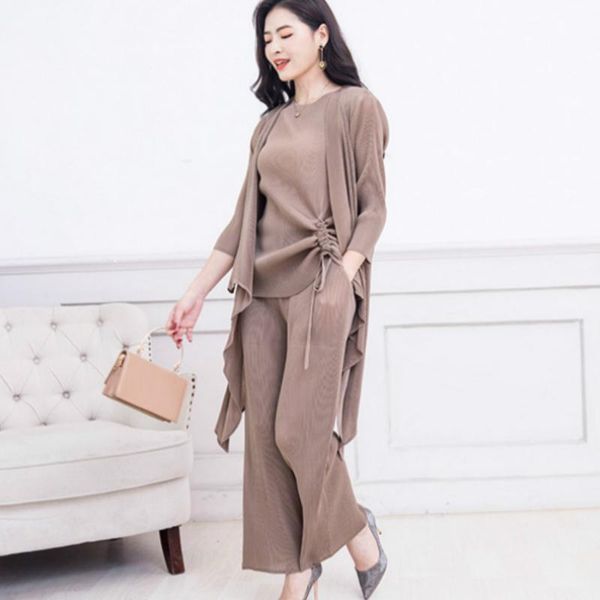 two piece dress plus size pant suits for women 40-80kg spring 2021 elastic miyake pleated solid color tank + cardigan pants 3 set, White
two piece dress plus size pant suits for women 40-80kg spring 2021 elastic miyake pleated solid color tank + cardigan pants 3 set, White
