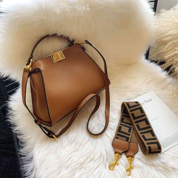 wholesale foreign straddling feeling kitten style leather portable one shoulder messenger bag wide shoulder strap bag luxurys designers desi
wholesale foreign straddling feeling kitten style leather portable one shoulder messenger bag wide shoulder strap bag luxurys designers desi