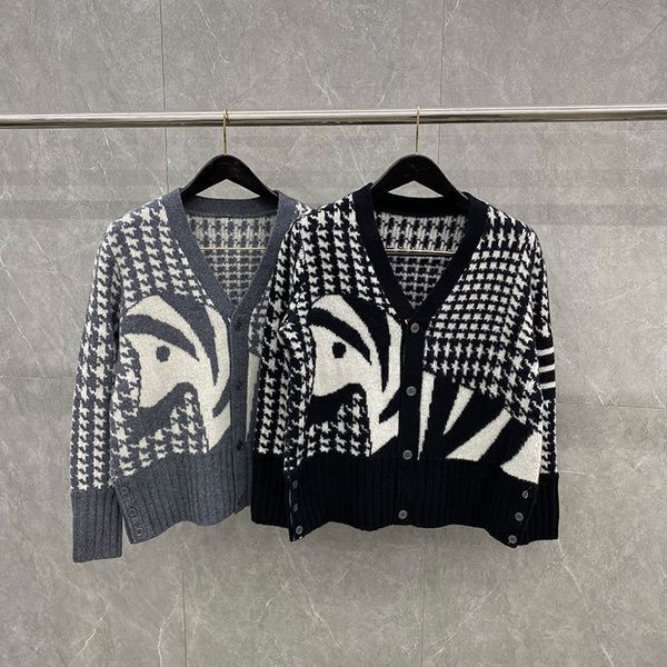 autumn winter new tb color matching striped animal pattern jacquard sweater knitted cardigan casual coat men's and women's fashion, White;black
autumn winter new tb color matching striped animal pattern jacquard sweater knitted cardigan casual coat men's and women's fashion, White;black