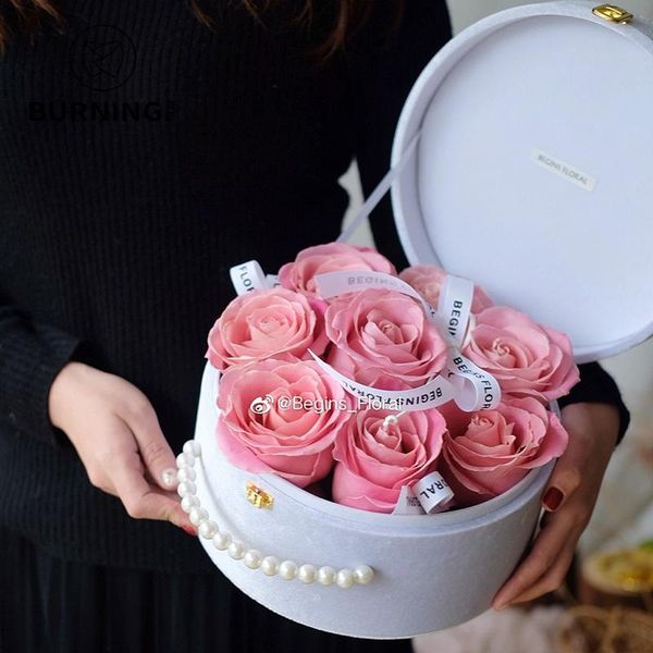 1pcs exquisite and advanced sense round suede portable gift box pearl handle flower flowers eternal life wrap
1pcs exquisite and advanced sense round suede portable gift box pearl handle flower flowers eternal life wrap