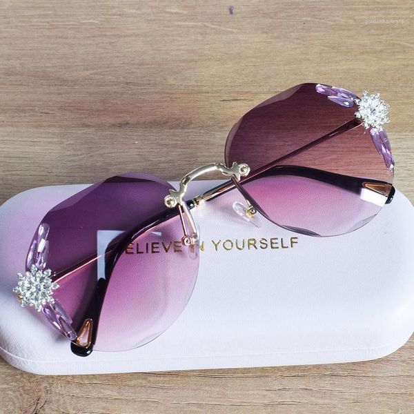 gradual oval sunglasses women's round face large korean edition inlaid with diamond flowers, White;black
gradual oval sunglasses women's round face large korean edition inlaid with diamond flowers, White;black