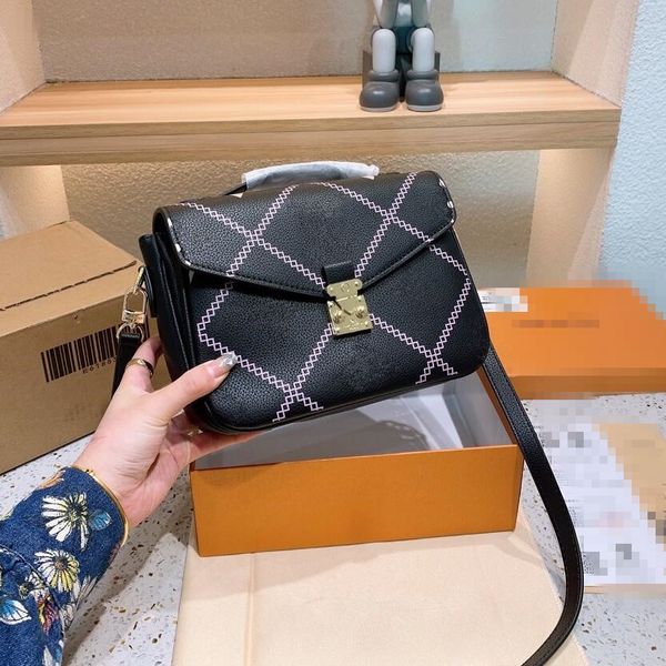 luxurey designer messenger bag for lady flower decoration leather small square single shoulder bags
luxurey designer messenger bag for lady flower decoration leather small square single shoulder bags