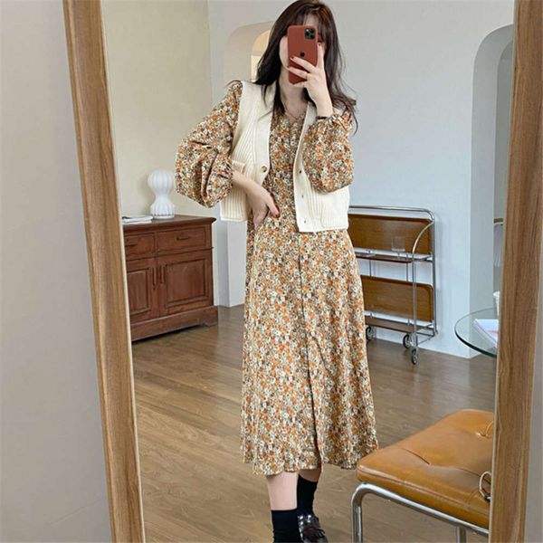 western fashion floral long sleeve dress women 2021 new spring v-neck waist slim lantern sleeve swing skirt, Black;gray
western fashion floral long sleeve dress women 2021 new spring v-neck waist slim lantern sleeve swing skirt, Black;gray
