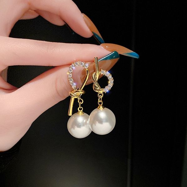 2021 designers women's earringsasymmetric knotting korean diamond short temperament pearl net red high feeling gorgeous, Golden
2021 designers women's earringsasymmetric knotting korean diamond short temperament pearl net red high feeling gorgeous, Golden