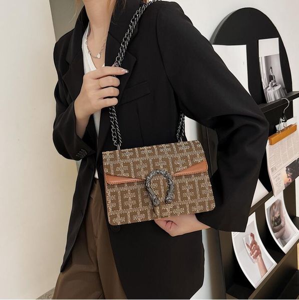 factory wholesale women leathers shoulder bags retro-shaped leather handbag street trend printing backpack winter contrast fashion crossbody, Black;red
factory wholesale women leathers shoulder bags retro-shaped leather handbag street trend printing backpack winter contrast fashion crossbody, Black;red