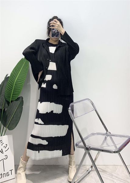 casual dresses 2021 spring fashion women miyake pleated dress summer sleeveless korean white black long causal elegant aesthetic clothes, Black;gray
casual dresses 2021 spring fashion women miyake pleated dress summer sleeveless korean white black long causal elegant aesthetic clothes, Black;gray