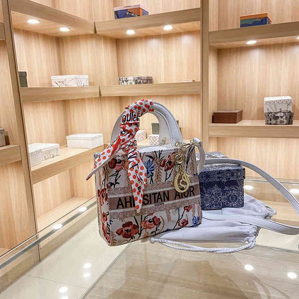 2022 latest luggage factory wholesale women's bag canvas red texture color printing one shoulder messenger bag
2022 latest luggage factory wholesale women's bag canvas red texture color printing one shoulder messenger bag