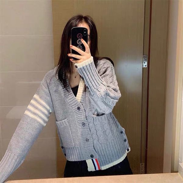 men's and women's knitted cardigan 2021 spring autumn new fashion br thick needle irregular long sleeve loose short coat, White;black
men's and women's knitted cardigan 2021 spring autumn new fashion br thick needle irregular long sleeve loose short coat, White;black
