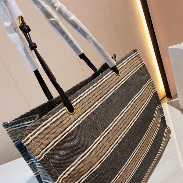 5a+ tote bag designer handbag shoulder bags luxury totes handbags canvas stripes artwork high-quality fashion brand with original box size 4
5a+ tote bag designer handbag shoulder bags luxury totes handbags canvas stripes artwork high-quality fashion brand with original box size 4