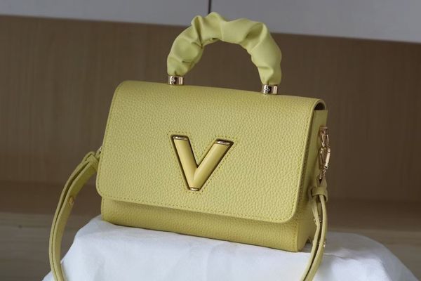 mona_bag sell women's genuine leather v lock flap bag handbag women luxurys designers shoulder bags 2021 twist womens handbags purses w
mona_bag sell women's genuine leather v lock flap bag handbag women luxurys designers shoulder bags 2021 twist womens handbags purses w