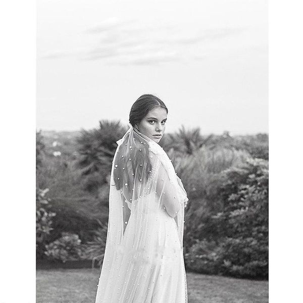 bridal veils real long wedding veil white ivory tulle pearls with comb 2m velos de novia voile 2021, Black
bridal veils real long wedding veil white ivory tulle pearls with comb 2m velos de novia voile 2021, Black
