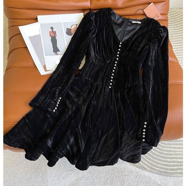 casual dresses 2021 autumn winter runway black velvet dress diamond button v neck waist-tight elegant temperament evening party, Black;gray
casual dresses 2021 autumn winter runway black velvet dress diamond button v neck waist-tight elegant temperament evening party, Black;gray