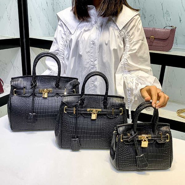classic flower 2021 h family same crocodile pattern bag large capacity portable single shoulder messenger bag
classic flower 2021 h family same crocodile pattern bag large capacity portable single shoulder messenger bag