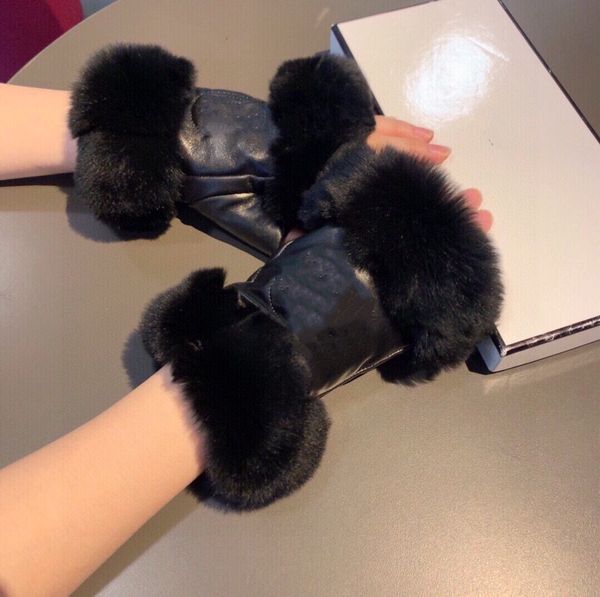 2022leisure sheepskin leather mittens women warm gloves plus velvet designer metal letter mitten with gift box, Blue;gray
2022leisure sheepskin leather mittens women warm gloves plus velvet designer metal letter mitten with gift box, Blue;gray
