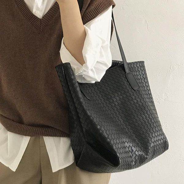 evening bags woven tote shoulder female large-capacity handbags 2021 casual shopping and travel designer brand purses
evening bags woven tote shoulder female large-capacity handbags 2021 casual shopping and travel designer brand purses