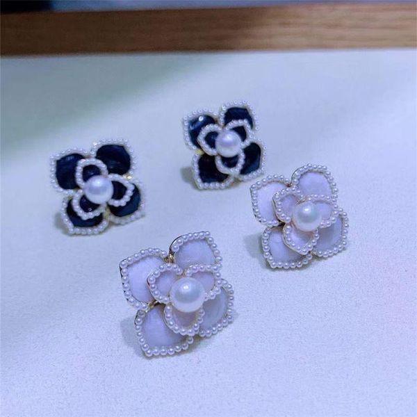 stud center is inlaid with 5-6mm natural freshwater pearls earrings, and the petals are surrounded by a circle of small shell beads, Golden;silver
stud center is inlaid with 5-6mm natural freshwater pearls earrings, and the petals are surrounded by a circle of small shell beads, Golden;silver